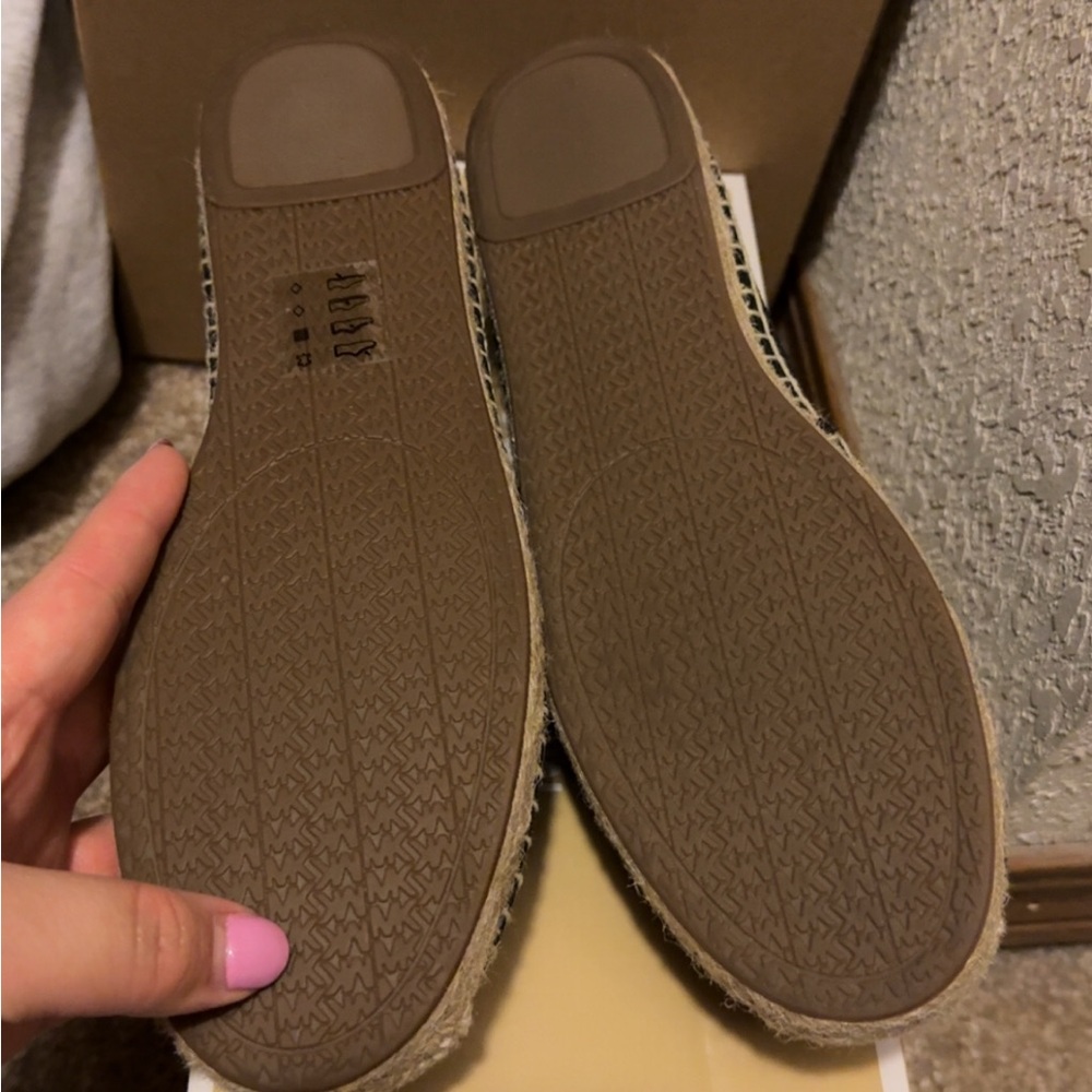 Michael Kors Black Leather Espadrille Flats Size 8 EUC - Picture 3 of 3